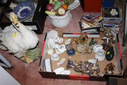 A TRAY OF ASSORTED FIGURES TO INCLUDE A PAIR OF MODERN RESIN JESTER FIGURES, ONYX ELEPHANT FIGURE,