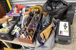 TWO TRAYS, TWO BOXES AND A BAG OF MIXED HANDTOOLS, PARTS, POWER TOOLS ETC TO INC SAWS, ROTARY HAMMER