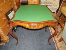 AN ANTIQUE MAHOGANY FOLD-OVER CARD TABLE RAISED ON CABRIOLE SUPPORTS H-74 W-89 CM