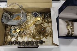 A BOX OF COSTUME JEWELLERY AND WRISTWATCHES TO INCLUDE A ROTARY EXAMPLE, ORNATE SCENT BOTTLE ETC.