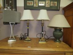 A PAIR OF CONTEMPORARY BLACK 7 GILT TABLE LAMPS - OVERALL H-55CM AND TWO MORE LAMPS (4)