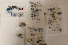 A QUANTITY OF ASSORTED EARRINGS TO INCLUDE SILVER EXAMPLES