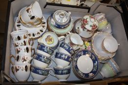 A TRAY OF ASSORTED CHINA TO INCLUDE WEDGWOOD, BLUE SIAM, ROYAL STAFFORD OLD ENGLISH GARDEN ETC.