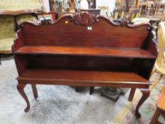 AN ANTIQUE MAHOGANY OPEN BOOKCASE RAISED ON CABRIOLE SUPPORTS H-109 W-139 CM