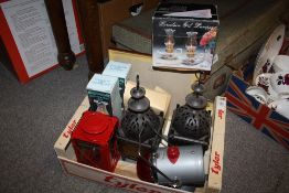 A COLLECTION OF MOSTLY MODERN LAMPS TO INCLUDE CANDLE LANTERNS WITH COLOUR GLASS PANELS, KEROSENE