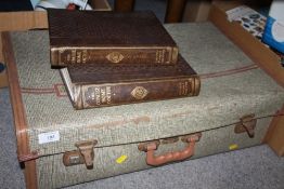A LARGE QUANTITY OF VINTAGE AND MODERN BOOKS TO INCLUDE ANTIQUE REFERENCE GUIDES, THE CONCISE HOME