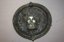 A LARGE BRASS LION'S HEAD DOOR KNOCKER, OVERALL WIDTH 21 CM