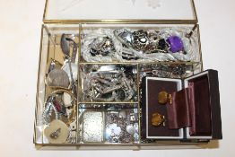 A BOX OF COSTUME JEWELLERY TO INCLUDE SILVER BRACELET CHARMS, SNUFF BOX ETC