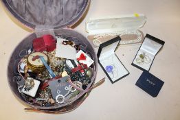 A BOX OF COSTUME JEWELLERY TO INCLUDE VINTAGE BROOCHES, NECKLACES, WATCHES ETC.