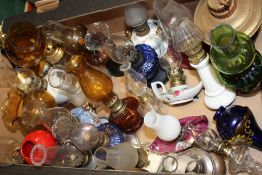 A COLLECTION OF VINTAGE OIL LAMPS AND FLUES TO INCLUDE COLOURED GLASS EXAMPLES