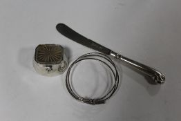 A SILVER CUT GLASS LIDDED TRINKET POT STAMPED 925 TO INTERIOR A/F, TOGETHER WITH A DESIGNER STYLE