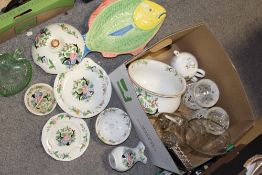 A MODERN RESIN FIGURAL TABLE LAMP WITH GLASS SHADE, OVERALL H 68 CM AND A BOX OF CERAMICS AND