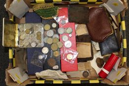 A TRAY OF ASSORTED VINTAGE AND ANTIQUE COINAGE