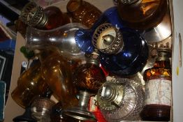 A COLLECTION OF VINTAGE OIL LAMPS TO INCLUDE COLOURED GLASS EXAMPLES