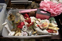 A BOX OF MODERN DECORATIVE COLLECTABLES TO INCLUDE HAT SHAPED TRINKET POTS, PINK PARASOL, PART