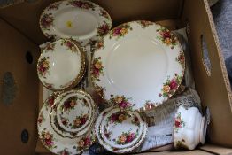 A BOX OF ROYAL ALBERT OLD COUNTRY ROSES CHINA TO INCLUDE DINING PLATES AND BOWL