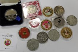 A COLLECTION OF MOSTLY COMMEMORATIVE COINS TO INCLUDE A CUNARD 150TH ANNIVERSARY COIN, £5 COIN ETC