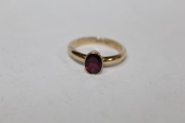 A HALLMARKED 9 CARAT GOLD GARNET TYPE RING, APPROX WEIGHT 3.9G, RING SIZE Q