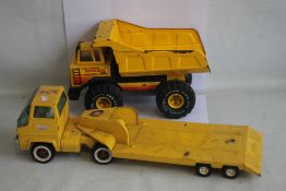 A VINTAGE TONKA YELLOW ARTICULATED LORRY AND TRAILER, together with a vintage Tonka XMB975 yellow
