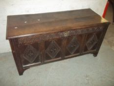 AN ANTIQUE OAK COFFER / BLANKET CHEST