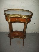 AN ORNATE INLAID KIDNEY SHAPED SIDE TABLE WITH A MARBLE TOP