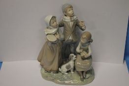 A LLADRO FIGURE GROUP