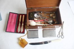 A MAHOGANY BOX OF COLLECTABLES, to include grape scissors, silver handle cake slice etc