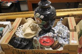A TRAY OF CERAMICS TO INCLUDE A LARGE LIDDED VASE (tray not included)