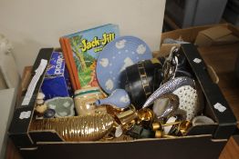 A BOX OF ODDMENTS TO INCLUDE PART CROWN DEVON TEA SET, THREE WEDGWOOD ITEMS, OLD COUNTRY ROSES,