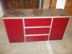 A MODERN GLASS FRONTED SIDEBOARD UNIT CHEST OF THREE DRAWERS FLANKED BY TWO CUPBOARDS