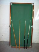 A TABLE TOP SNOOKER TABLE WITH CUES