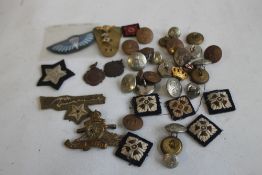 A QUANTITY OF MILITARY BADGES AND BUTTONS