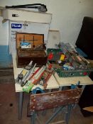 A LARGE SELECTION OF TOOLS TO INCLUDE TWO TROLLEY JACKS, A BOXED SINK AND PEDESTAL AND A NEW PIPE