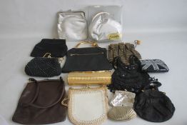 AN ASSORTMENT OF EVENING BAGS AND PURSES (14)