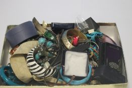 A QUANTITY OF ASSORTED COSTUME JEWELLERY INCLUDING BRACELETS