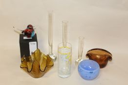 A QUANTITY OF DECORATIVE GLASSWARE TO INCLUDE CAITHNESS EXAMPLES, ASSORTED ORNAMENTS OF BIRDS
