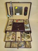 A JEWELLERY BOX AND CONTENTS, TO INCLUDE NECKLACES, RINGS, BROOCHES ETC.