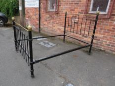 A VICTORIAN BRASS AND CAST DOUBLE BED FRAME WITH STRETCHERS - W 104 cm