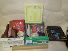 TWO TRAYS OF SUNDRIES TO INCLUDE COINS, A BROWNIE CAMERA AND CIGARETTE CARDS TOGETHER WITH A SMALL