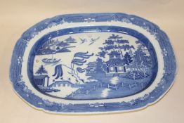 A LARGE VINTAGE BLUE AND WHITE MEAT PLATE