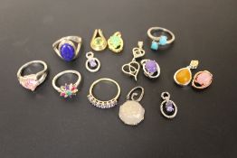 A QUANTITY OF SILVER RINGS AND PENDANTS