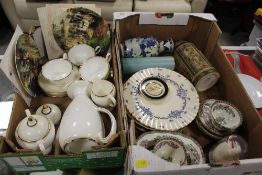 A TRAY OF MIXED CERAMICS TO INCLUDE ORIENTAL EXAMPLES TOGETHER WITH A SMALL TRAY OF WEDGWOOD CERAMI