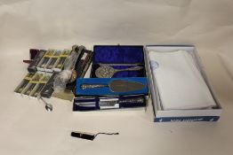 A QUANTITY OF FLATWARE ETC. TO INCLUDE A HALLMARKED SILVER HANDLED PIE SLICE AND A HALLMARKED SILVE