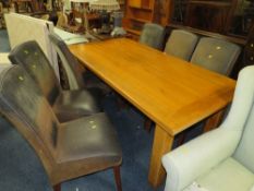 A LARGE MODERN OAK DINING TABLE WITH SIX FAUX LEATHER CHAIRS TABLE H-76 L-178 CM