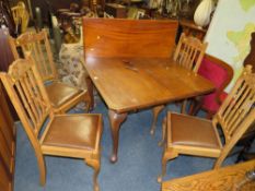 AN EARLY 20TH CENTURY MAHOGANY WIND-OUT DINING TABLE WITH ONE SPARE LEAF - WINDER - WITH FOUR CHAIR