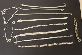 A SMALL COLLECTION OF SILVER AND COSTUME JEWELLERY