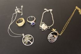A QUANTITY OF SILVER AND COSTUME JEWELLERY TO INCLUDE 'ELANZA' RINGS