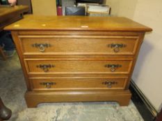 A MODERN OAK EFFECT 3 DRAWER CHEST W-85 CM