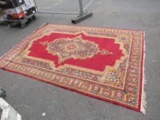 AN EARLY 20TH CENTURY WOOLLEN RUG, MAINLY RED GROUND 197 X 280 CM, A/F, THREADBARE