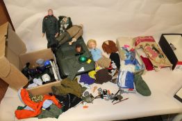 A QUANTITY OF VINTAGE TOYS TO INCLUDE ACTION MAN AND CINDY, TOGETHER WITH OUTFIT ETC.